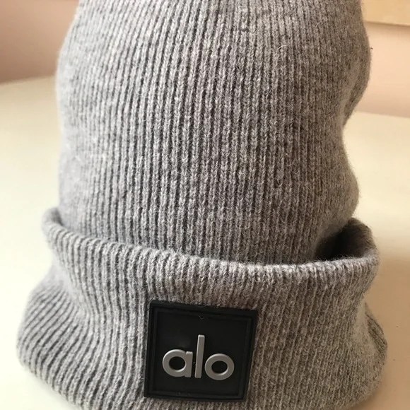 ALO Yoga Everyday Beanie Heather Athletic Grey - Picture 3 of 8